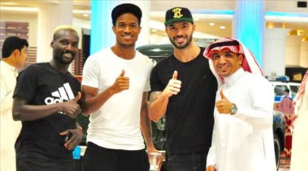 لاعبو الرائد الأجانب بمهرجان السيارات الكلاسيكية لاعبو الرائد الأجانب بمهرجان السيارات الكلاسيكية